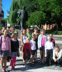 Екскурсанти біля пам’ятника Т. Шевченка